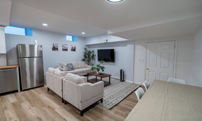 Beverly Appartement | Spacious and Stylish Apartment Perfect for Your Getaway in Beverly!