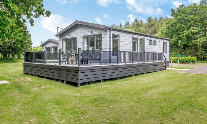 Earls Colne Chalet De Ski | Spacious and very comfortable stylish lodge with one double with en suite shower and two twin.