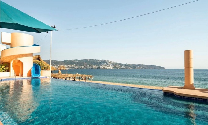 Costera Acapulco Appartement | Spacious apartment right on the beach.