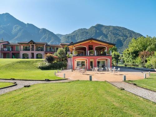 Crone Appartement | Spacious apartment in Idro with shared pool