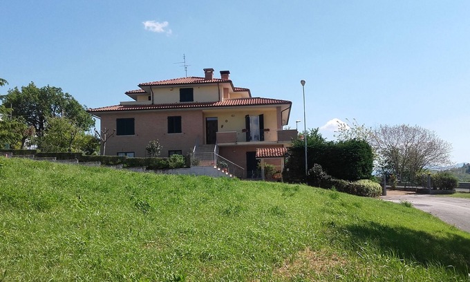 Montecarotto Appartement | appartement spacieux avec une entrée séparée au rez-de-chaussée et un petit jardin