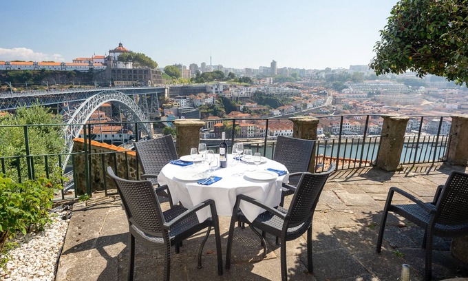 Centro / Baixa Maison | Spacious Apartment With a Shared Garden