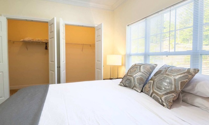 Waltham Appartement | Spacious Apt with Pool-ABH-2822
