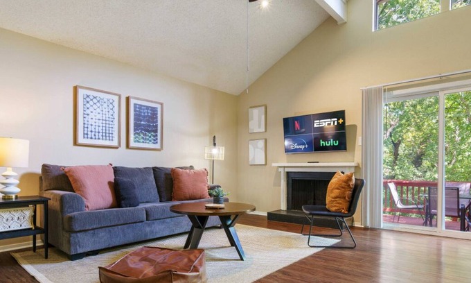 Highland Hills Appartement | Spacious ATX Apt | Private Deck + All Essentials
