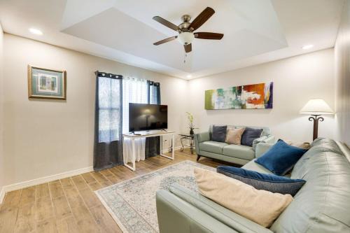 San Juan Maison | Spacious Backyard - San Juan Home Near Border