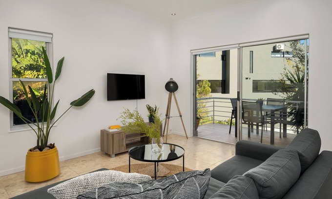 Flora Park Appartement | Spacious Bantry Bay Gem l Ocean Views