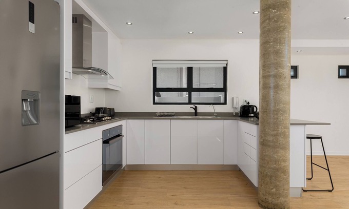 Flora Park Appartement | Spacious Bantry Bay Retreat - Ocean Views