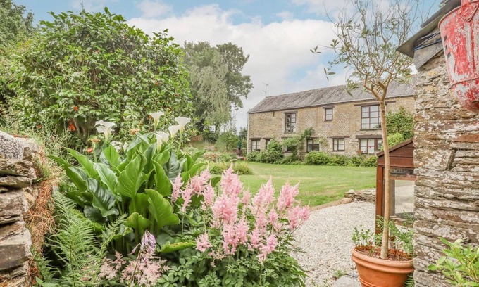 Pelynt Maison | Spacious barn conversion in quiet 2 acre gardens, Cornwall Coast Lily Cottage