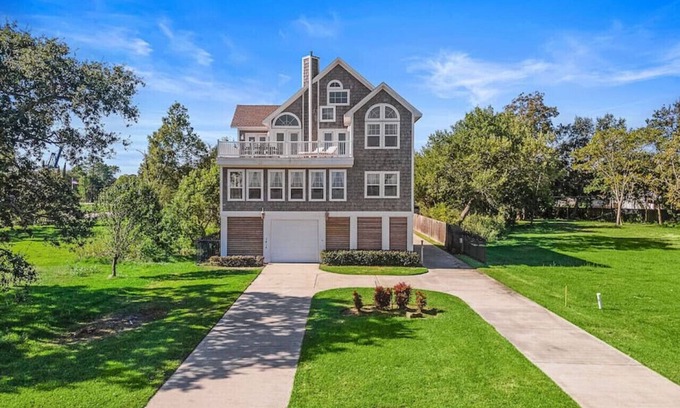 Shoreacres Maison | Bayfront Getaway with Large Deck and Scenic Views