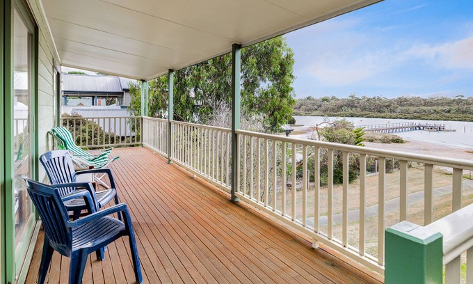 Warneet Maison | Spacious Beach house with Estuary Views with kayaks