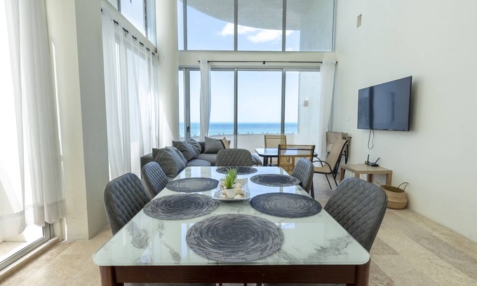 Miramar Appartement | Spacious beachfront apartment with ocean views, private balcony & heated pool