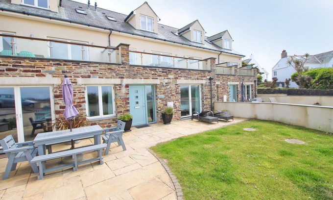 Treyarnon Appartement | Spacious beachside apartment with garden and sea views, dogs welcome