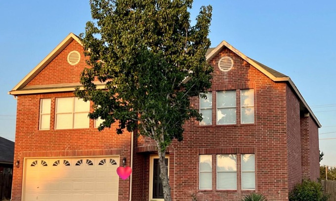 South Arlington Maison | Spacious Beautiful Corner Lot Home