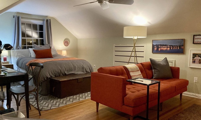 Manoa Maison | Spacious bedroom in Gladwyne close to main line colleges, center city and more