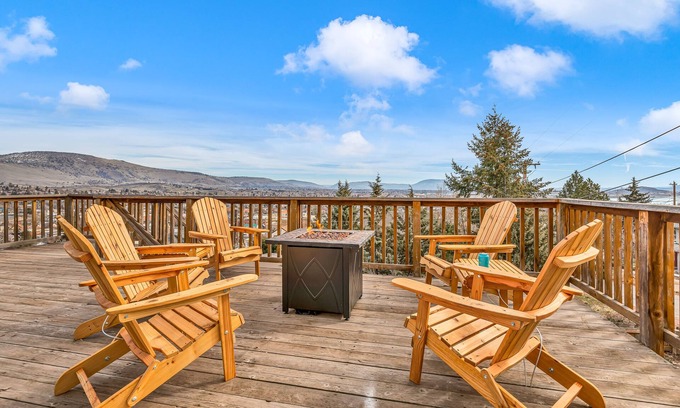 Downtown Klamath Falls Maison | Spacious & Modern w/ 4 king beds and a view - hot tub on the deck - pet friendly