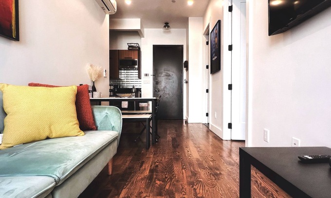 Greenwood Appartement | Spacious Boutique Apartment w/Laundry + Roof Deck + 5 min to Subway + Parking