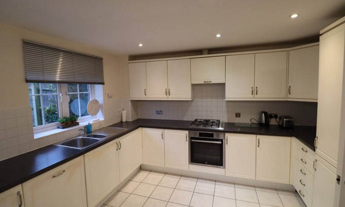 Bracknell Maison | Spacious Bracknell Four Bedroom House