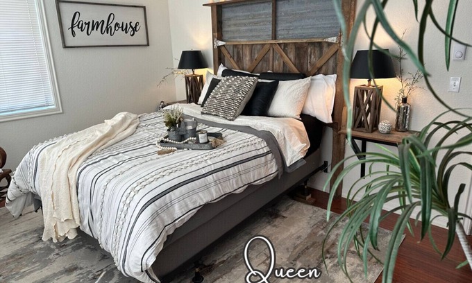 Lynden Maison | Spacious! Breakfast! Hot tub! Comfy! Location!
