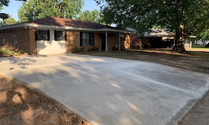 Fort Cobb Maison | Spacious Brick Home
