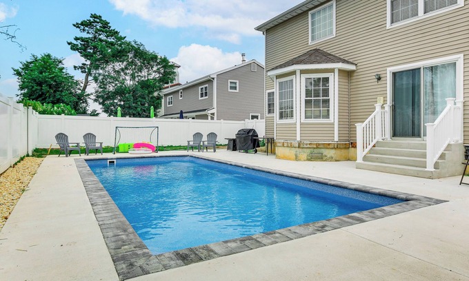 Southend Maison | Spacious Brigantine Home ~ 1 Block to Beach!