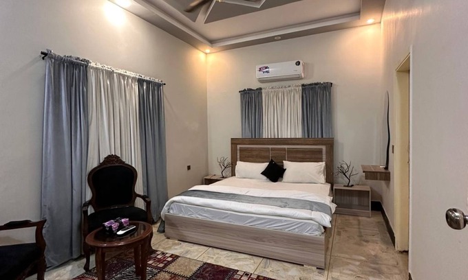 Gulshan-e-Iqbal Maison | Spacious bungalow with 8 bedrooms and WiFi, AC in gulshan e iqbal Karachi