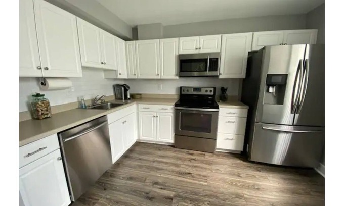 Olde Towne East Cottage | Spacious Carriage House - Olde Towne East - free parking