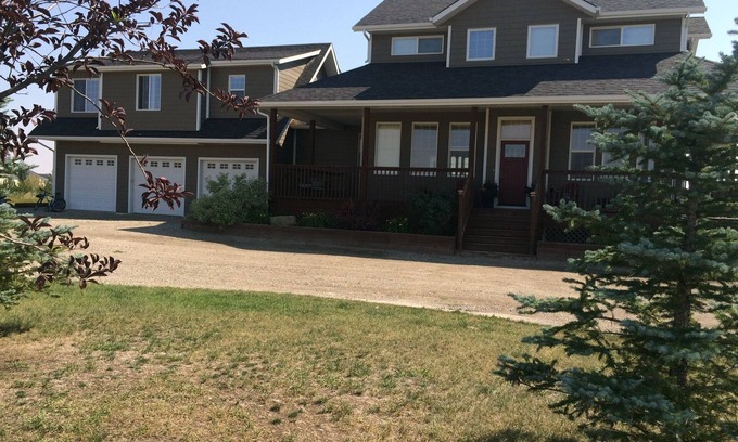 Okotoks Appartement | Spacious Carriage Suite in the Peaceful Foothills of the Canadian Rockies!