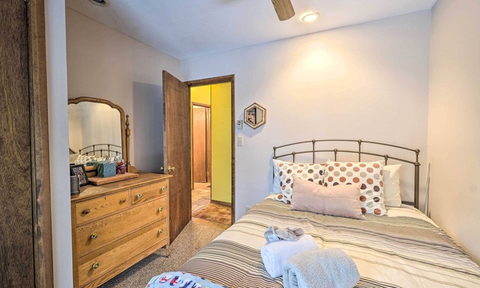 Maplecrest Cabine | Spacious Catskill Mountains ski cabin with fire pit