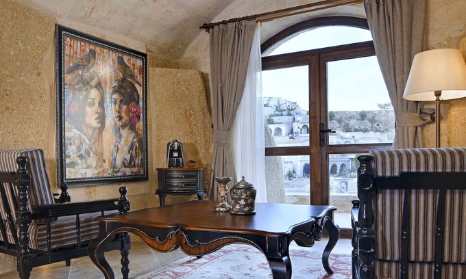 Urgup Hôtel | Spacious Cave Room Offering Perfect Backdrop | Outdoor Pool Access