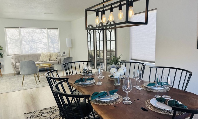 Sparks Maison | Spacious centrally located family home in Sparks Nv !