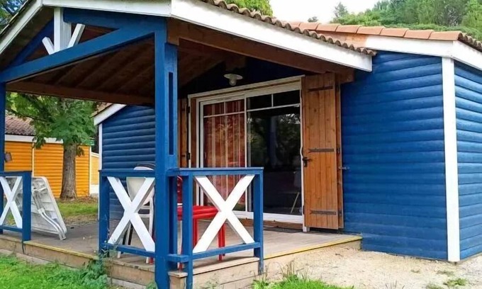 Vouneuil-sur-Vienne Chalet De Ski | Spacious chalet with 3 bedrooms and 2 bathrooms sleeps 6