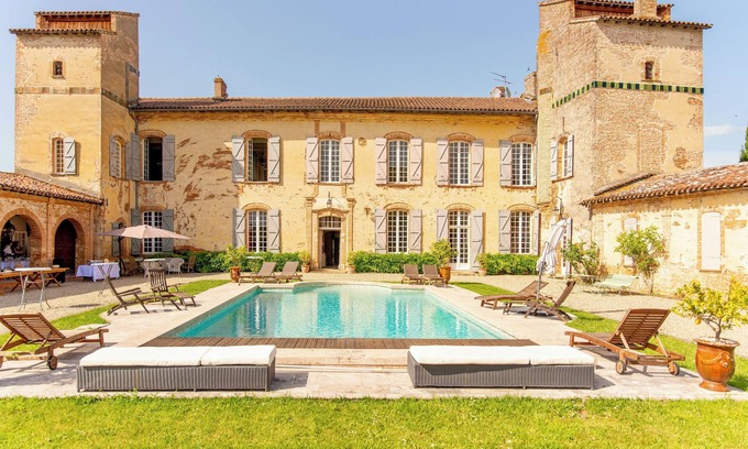 Issus Maison | Spacious chateau in fabulous Issus with swimming pool and tennis, WiFi