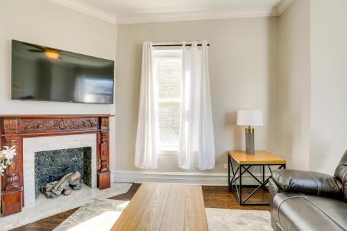 South Austin Appartement | Spacious Chicago Condo with Deck Less Than 9 Mi to Downtown!