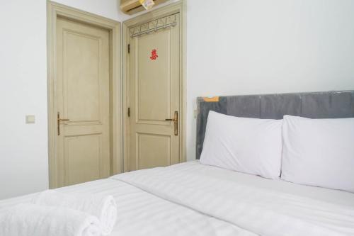 Suko Manunggal Appartement | Spacious Classic 1BR Apartment at Taman Beverly By Travelio
