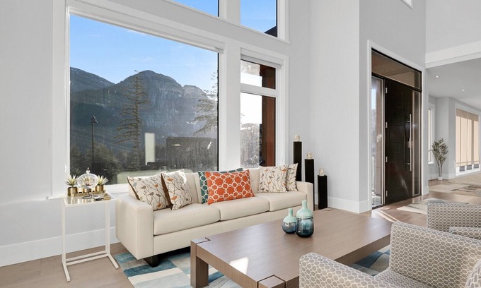 Squamish Maison | Spacious, comfortable family home situated in a serene location. Stunning views!