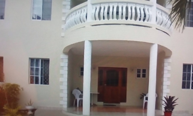 West Gate Hills Appartement | Spacious comfy 1 bedroom apt, no sharing. Sunrise & sunset mountain view.