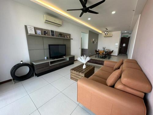 Tanjung Bungah Appartement | Spacious Comfy 8pax, 3 Bedroom, 2 Car Park, The Landmark