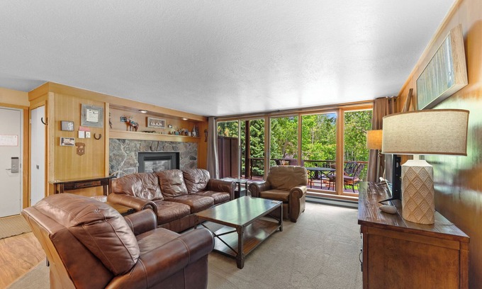 Keystone Copropriété | Spacious Condo w/ Great Alpine Views from Private Balcony w/ Gas Fireplace!