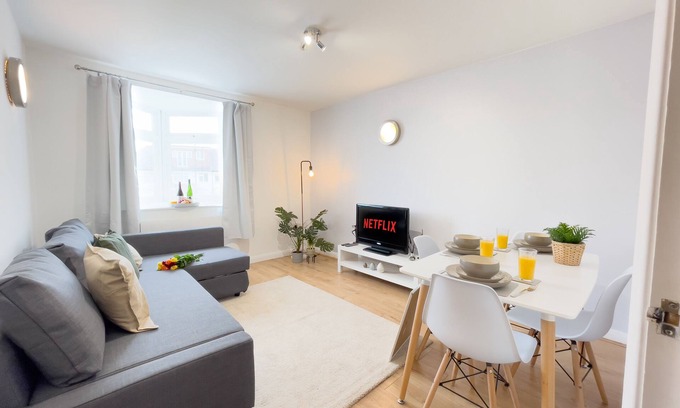 Cheshunt Appartement | Spacious Contractor Flat for Large groups - FREE parking by Tailored Apartments