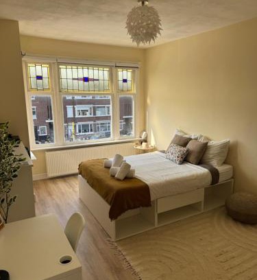 Laak Maison | Spacious Cosy Room With Private Bathroom