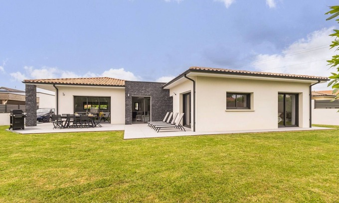 La Haie-Fouassiere Cottage | Gîte spacieux avec jardin, spa, babyfoot et parking privé