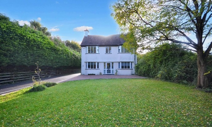 Kemerton Maison | Spacious Cotswolds House, Garden with Hot Tub