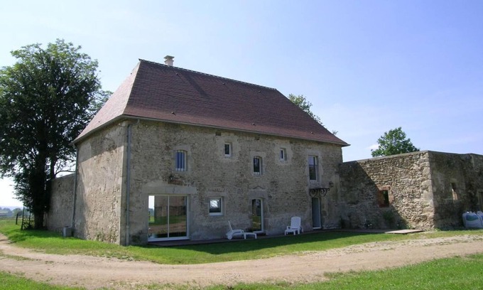Chirat-l'Eglise Cottage | Gîte spacieux avec jardin, terrasse, BBQ et cheminée