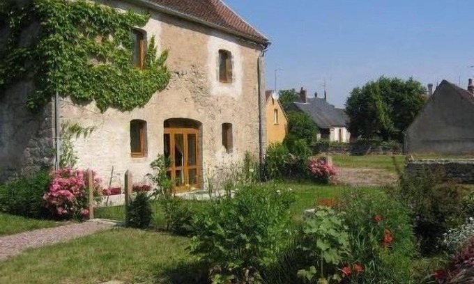 Dirol Maison | Gîte spacieux avec terrasse et jardin au bord du canal du Nivernais