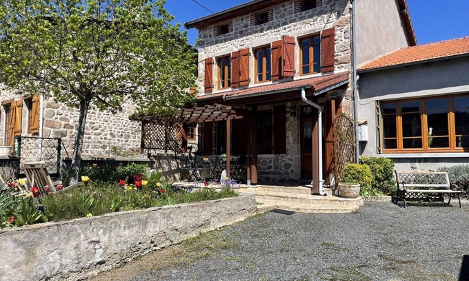 Laprugne Cottage | Gîte spacieux avec jardin, animaux admis