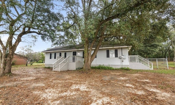 Saint Elmo Maison | Spacious Country Home on Meadow
