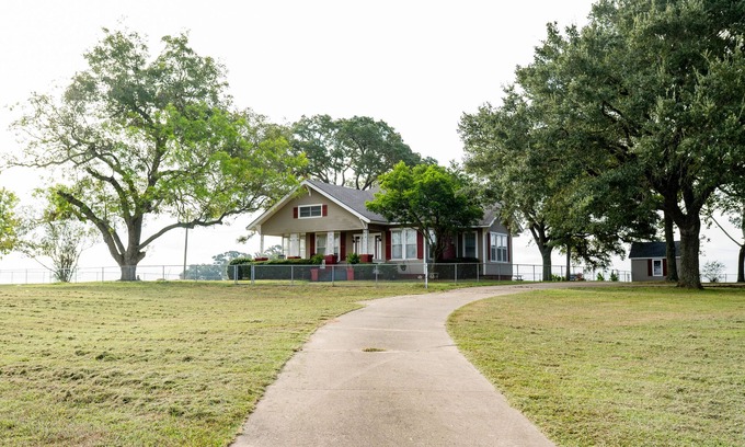 Brenham Autre | Spacious Country Living Located In The Heart Of Brenham
