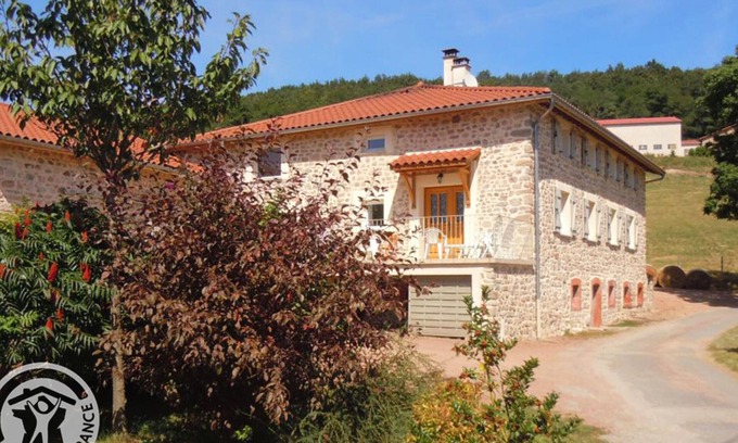 Chirassimont Cottage | Gîte spacieux avec 6 chambres, cheminée et terrain de pétanque en pleine campagne