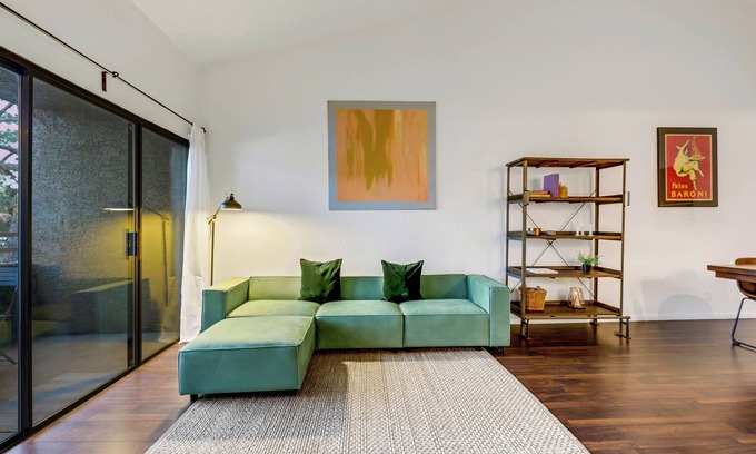 Spring Valley Copropriété | Spacious Cozy 2BD Private Condo 4mil. to Allegiant Stadium,10 mins to Strip!