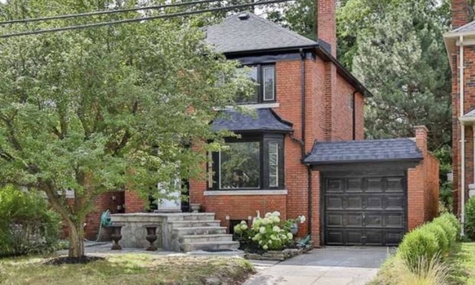 East York Maison | Spacious, cozy master bedroom in midtown Toronto